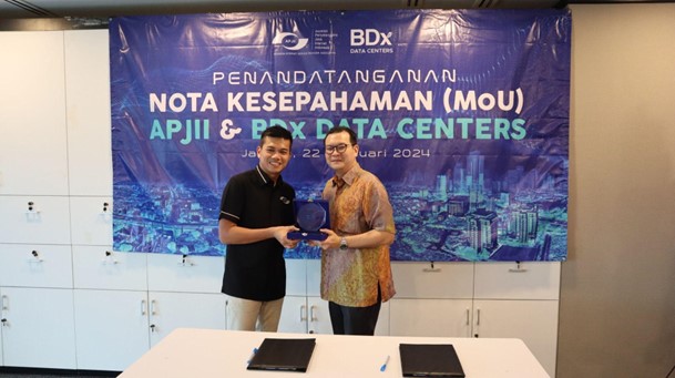 (L-R) Muhammad Arif, Chairman of APJII; Agus Wijaya, President Director and CEO of BDx Indonesia.